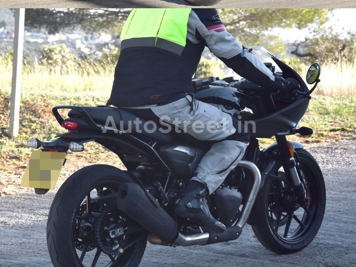triumph thruxton 400 spied rear