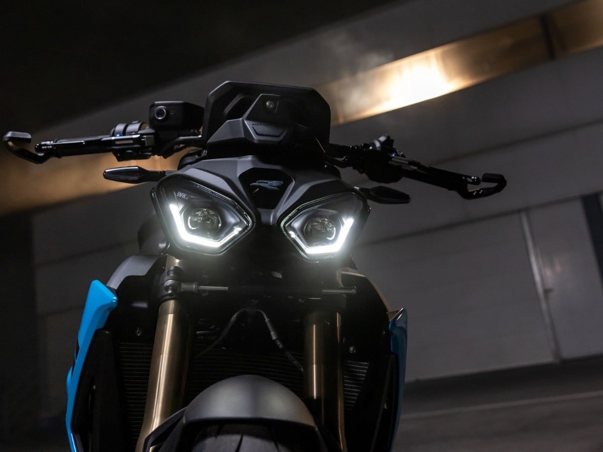 BMW S 1000 R. headlight