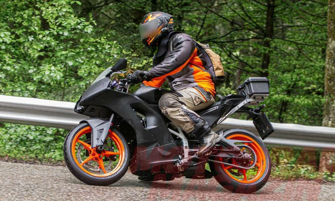 KTM 2025 கேடிஎம் RC 390 பைக்கின் சோதனை ஓட்ட படங்கள் வெளியானது