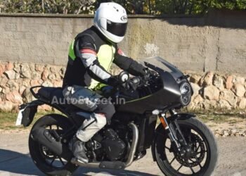 Triumph thruxton 400 spied